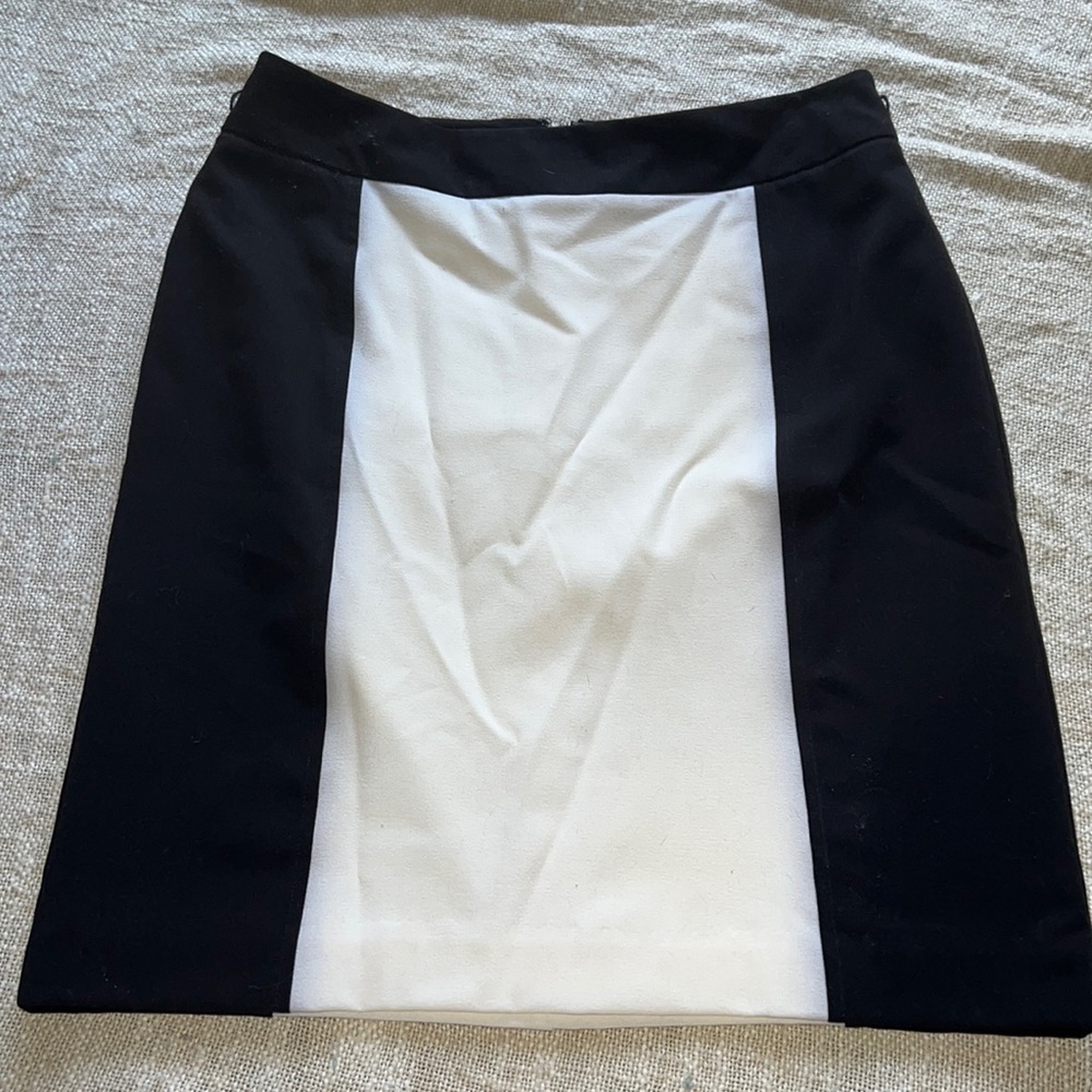 Black and white Worthington pencil skirt